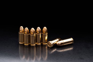 Siyah arka planda refleksle izole edilmiş kurşun. Tüfek mermisi