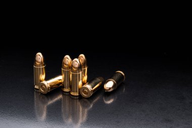 Siyah arka planda refleksle izole edilmiş kurşun. Tüfek mermisi