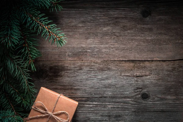 Різдвяна зелена рамка з ялинових гілок на вінтажному сірому дошці — стокове фото