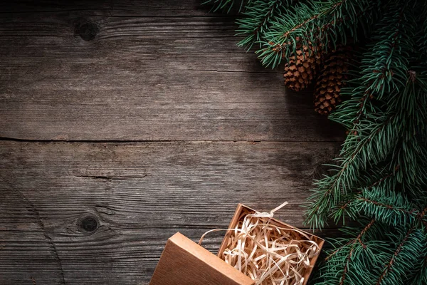 Marco verde de Navidad de ramas de abeto en un tablero gris vintage —  Fotos de Stock