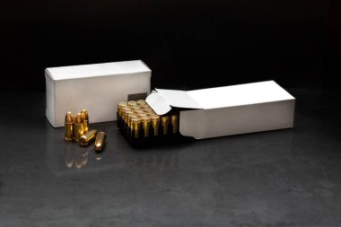 Siyah arka planda refleksle izole edilmiş kurşun. Tüfek mermisi