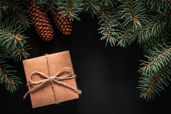 Un marco de ramas de abeto y caja de papel de regalo atado con cordel. Chr. —  Fotos de Stock