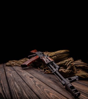 Ahşap arka planda klasik Sovyet AK makineli tüfeği. Rusya ve Sovyetler Birliği Silahları.