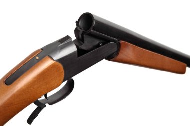 Sovyet av tüfeği 12 kalibrelik. Sivri uçlu av silahları beyaz arka planda izole edilmiş..