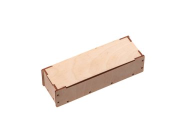 Tahta kutu beyaz arka planda izole edilmiş. Pahalı bir hediye için paketleme. Hafif ahşaptan yapılmış yeni bir kutu. 