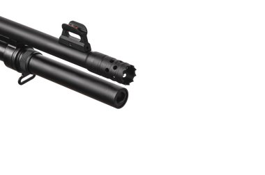 Modern pompalı tüfek beyaz arka planda izole edildi. Polis, ordu ve özel birimler. Spor ve nefsi müdafaa silahları..