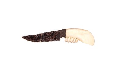 Kemik saplı obsidiyen bıçak beyaz arka planda izole edilmiş. Volkanik camdan yapılmış tarih öncesi bir silah..