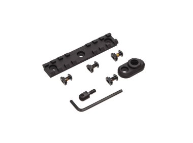 Beyaz arka planda izole edilmiş modern av tüfeği için aksesuarları