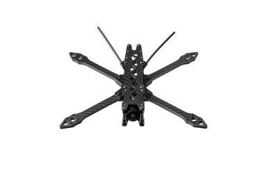 FPV yarış İHA 'sı için karbon çerçeve beyaz arka planda izole. Quadcopter monte ediliyor.