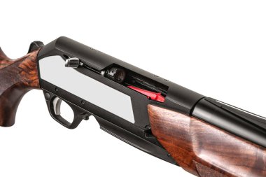 modern yarı otomatik av tüfeği beyaz arka planda izole edildi