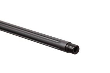 Teleskopik görüşlü bir keskin nişancı tüfeği. Ahşap bir tüfekle. Avlanma ve spor silahları beyaz arka planda izole edilir.