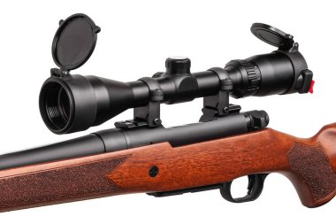 Teleskopik görüşlü bir keskin nişancı tüfeği. Ahşap bir tüfekle. Avlanma ve spor silahları beyaz arka planda izole edilir.