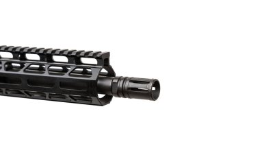 Modern otomatik tüfek beyaz arka planda izole edilmiş. Polis, özel kuvvetler ve ordu için silahlar. Mekanik görüşlü otomatik karabina. Beyaz sırtlı saldırı tüfeği..