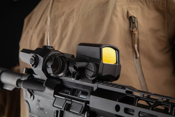 Modern bir otomatik karabinada optik görüş. Silaha refleks görüş yerleştirildi..