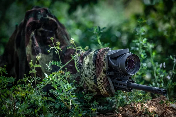 Atirador Camuflagem Num Emboscada Entre Arbustos Atirador Visa Partir Uma — Fotografia de Stock