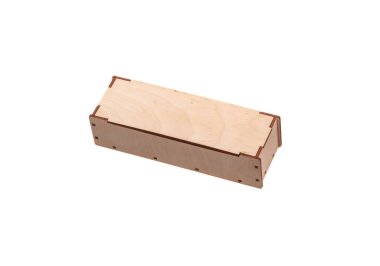 Tahta kutu beyaz arka planda izole edilmiş. Pahalı bir hediye için paketleme. Hafif ahşaptan yapılmış yeni bir kutu. 