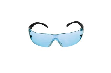 Beyaz arka planda çekim ve çalışma için güvenlik gözlükleri izole edildi