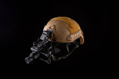 Miğfere gece görüşü cihazı yerleştirildi. Karanlıkta gözlemlemek için özel bir cihaz. Ordu, polis ve özel kuvvetler için ekipman..