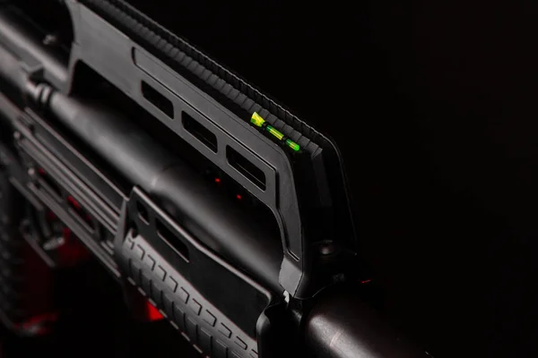 暗い背景に現代の戦術ポンプアクション散弾銃の閉鎖 赤バックライト — ストック写真