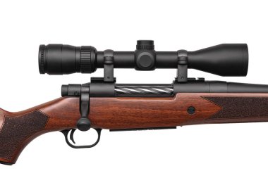 Teleskopik görüşlü bir keskin nişancı tüfeği. Ahşap bir tüfekle. Avlanma ve spor silahları beyaz arka planda izole edilir.