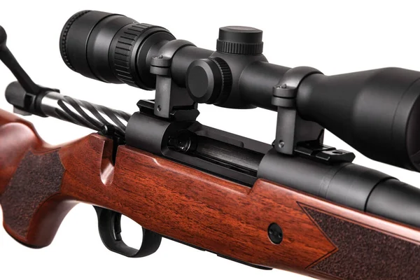 Teleskopik görüşlü bir keskin nişancı tüfeği. Ahşap bir tüfekle. Avlanma ve spor silahları beyaz arka planda izole edilir.