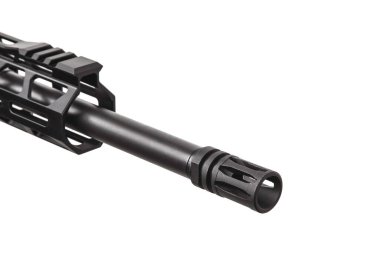 Modern otomatik tüfek beyaz arka planda izole edilmiş. Polis, özel kuvvetler ve ordu için silahlar. Otomatik karabina. Beyaz sırtlı saldırı tüfeği..