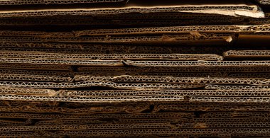 Katmanlı, kıvrımlı dokuyu vurgulayan bir yığın ham karton ayrıntılı yatay görünüm.