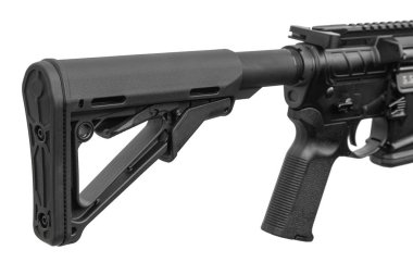 Ayarlanabilir siyah stok ve taktik bir tüfeğin kabzasının yakın plan çekimi..