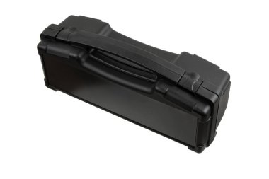 Temiz beyaz bir arkaplanda izole edilmiş siyah plastik sert bir çantanın dörtte üçü..