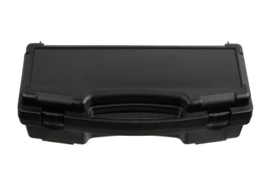 Temiz beyaz bir arkaplanda izole edilmiş, kapalı siyah plastik sert bir çantanın düşük açılı görüntüsü