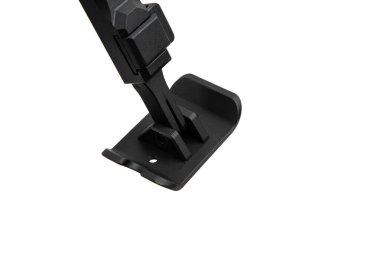 Beyaz arka planda izole edilmiş, ayarlanabilir bir kolu ve tırtıklı dokusu olan siyah metal bir bipod bacağının yakın çekimi..