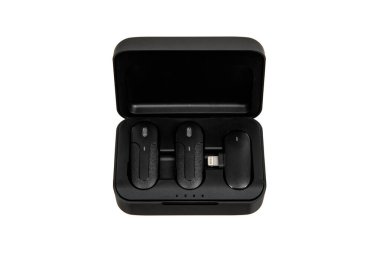 Bir çift siyah kablosuz mikrofon ve açık bir çantada bir alıcı..