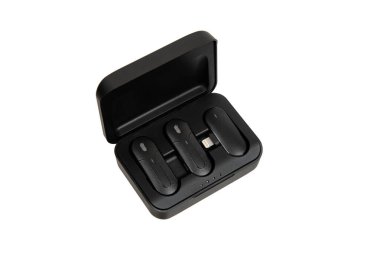 Bir çift siyah kablosuz mikrofon ve açık bir çantada bir alıcı..