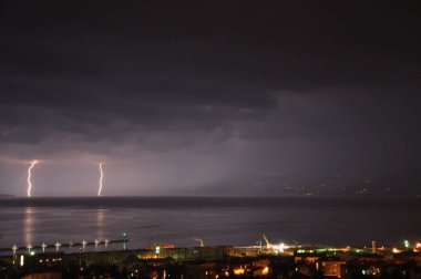 Rijeka, Hırvatistan Adriyatik Denizi görünümünden tarih gece fırtına