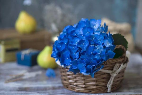 Flor Naranja Azul Grande Cesta Mimbre —  Fotos de Stock