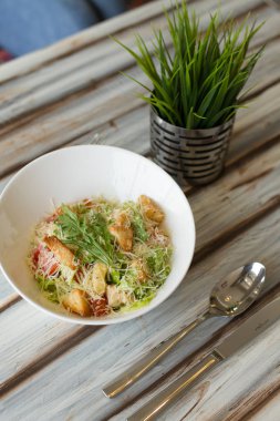 Bir masada souce ile Sezar salatası