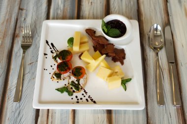 Bir masada souce ile Cheeseplate