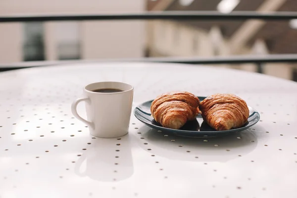 Кофейная Чашка Свежие Французские Круассаны Голубой Тарелке Белом Фоне Завтрак — стоковое фото