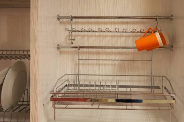 Retro tarzı mutfak plaka ve eski bir tuğla duvar üzerine yemek bir sürü olan beyaz dev mutfak lavabo ve dishware Paslanmaz raf ile.