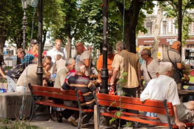 Odessa. Ukrayna. 2018.07.26 yaşlı insanlar oyun satranç parkta Mach insanlar