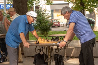 Odessa. Ukrayna. 2018.07.26. yaşlı insan parkta satranç oynuyor. Aktif kişi, eski dostlar ve serbest zaman, eğleniyor ve satranç oyun parkında oynayan iki yaşlılar emekli.