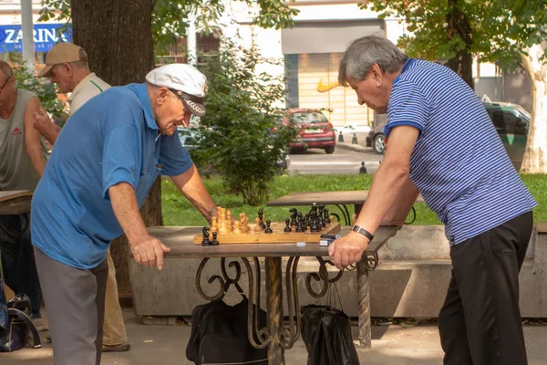 Odessa. Ukrayna. 2018.07.26. yaşlı insan parkta satranç oynuyor. Aktif kişi, eski dostlar ve serbest zaman, eğleniyor ve satranç oyun parkında oynayan iki yaşlılar emekli.