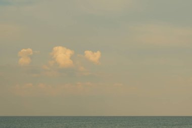 Günbatımı ile mavi gök - retro vintage filtre efekti..