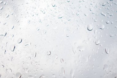 Fırtınalı gökyüzü karşı camına yağmur damlaları