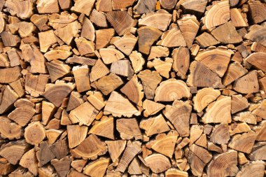 Yaratıcı kahverengi arka plan özenle yığılmış yakacak odun. Kahverengi doku doğal ahşap