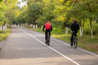 bisikletçiler Bisiklet yolunda Park binmek.