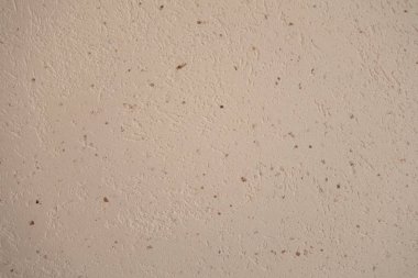 Beyaz beton duvar. Tüm uzunluğu boyunca çatlaklar