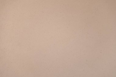 Beyaz beton duvar. Tüm uzunluğu boyunca çatlaklar