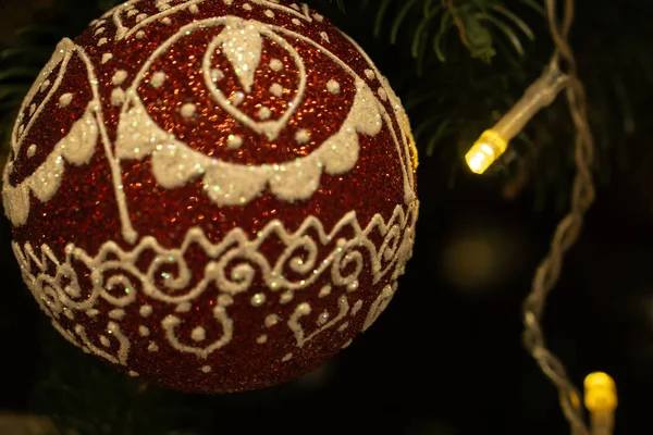 Елочные ветви, еловые шишки и рождественские украшения. Рождество натюрморт. Рождественские украшения на нотах, крупный план — стоковое фото