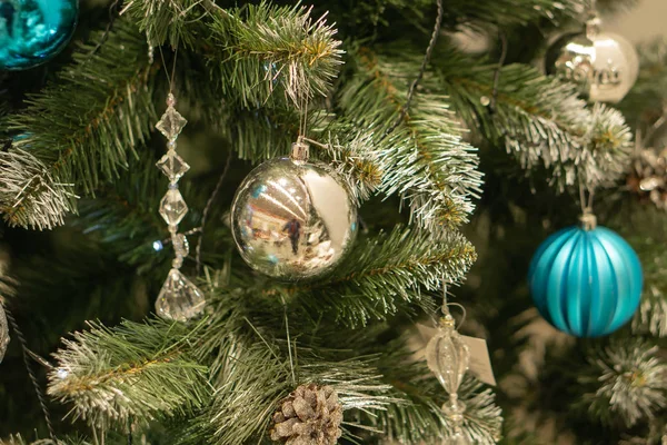 Spruce grenar, fir kottar och juldekorationer. Christmas stilleben. Juldekorationer på musik ark, närbild — Stockfoto